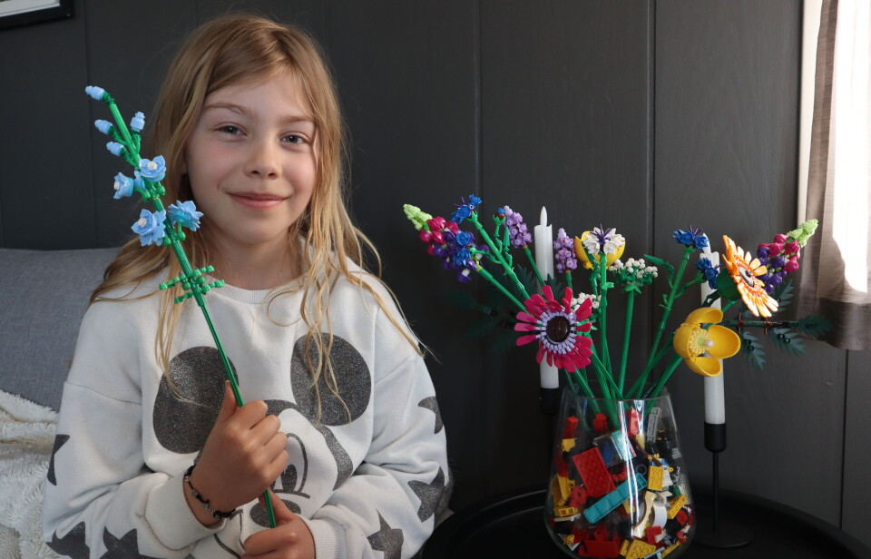 Hermine Haugestad Slartmann (9) elsker å bygge avansert Lego. Her viser hun fram en av sine blomsterdekorasjoner – bygget i Lego.