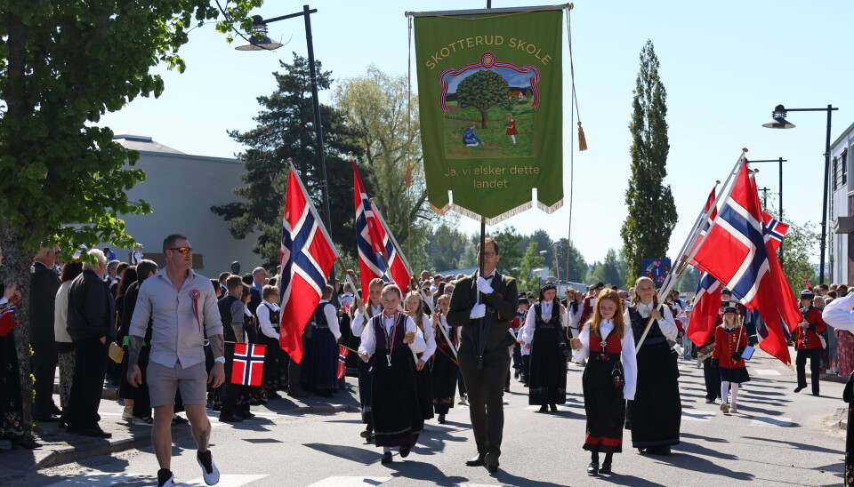 Et langt 17. mai tog beveget seg gjennom Skotterud sentrum med Skotterud skoles fane aller først.