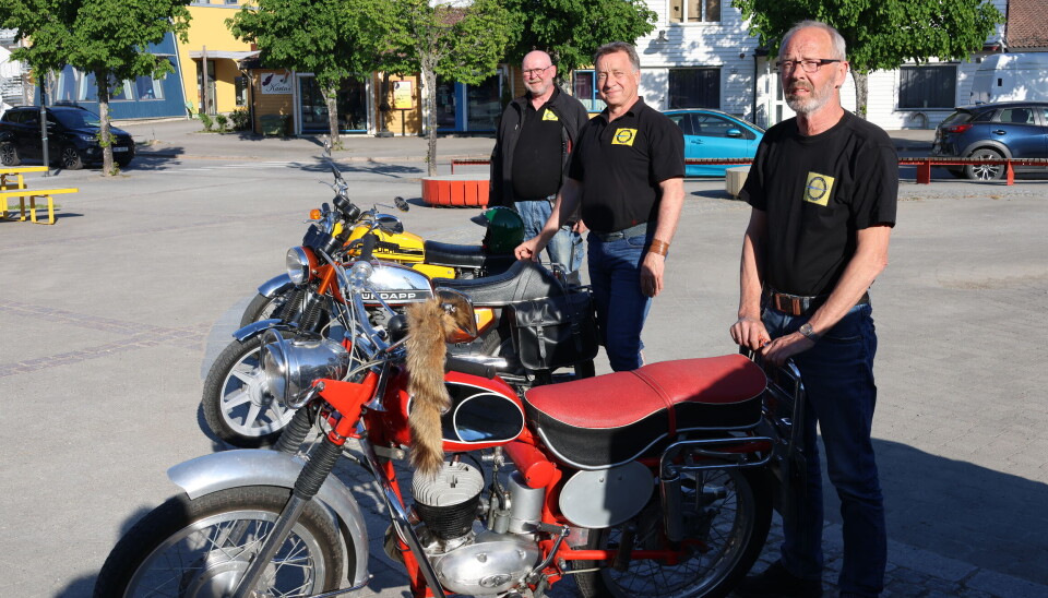 Tre av medlemmene i Blåreik MC viser frem sine klenodier. Fremst Viggo Fosheim med sin Tempo Sport 1965 modell, Øystein Jegerud med sin Sundapp GTS 1978 modell og Roar Olsen med sin sykkel Puch M50 Jet 1973 modell, som det forøvrig kun finnes en av i hele Norge. På lørdag stiller klubben ut mange flere mopeder på Emmas plass.