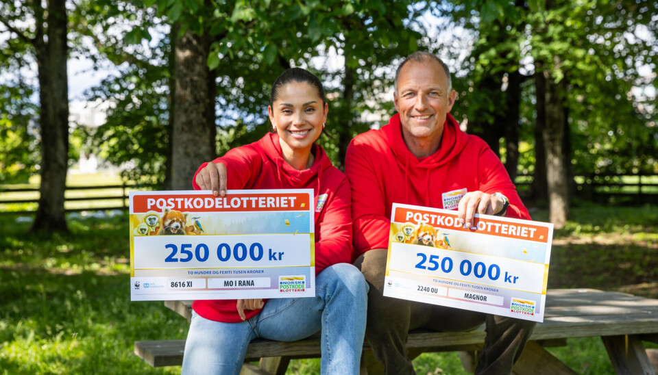 Jorun Stiansen og Tom Stiansen deler ut gevinster til glade vinnere i Postkodelotteriet. Denne gangen ble det to heldige vinnere på Magnor som hver vinner 125.000 kroner.