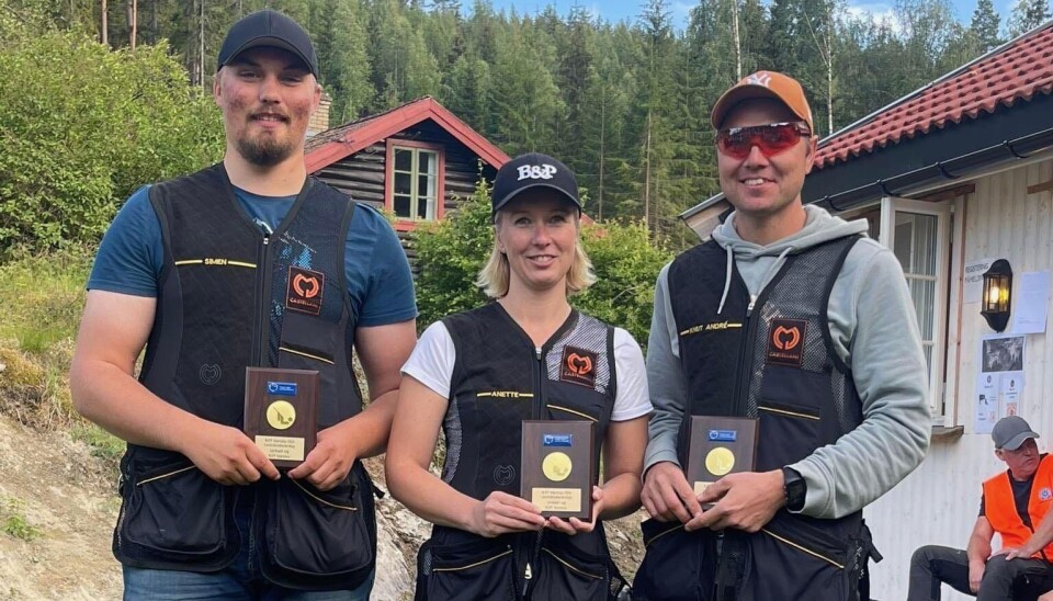 Simen Slaastad (t.v), Anette Storeskar og Knut André Holøien gjorde det bra under landsdelsmesterskapet i leirduesti.