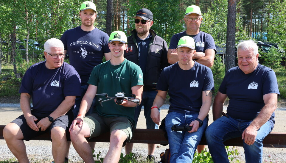 Vestmarka Jeger og fiskeforening har startet opp et droneprosjekt for å finne rådyr i åkrene. Terje Granheim (foran f.v.), Odin Huse Gulbrandsen med dronen, Robert Olsen og Vidar Huse, prosjektansvarlig. Bak fra venstre står Ole Christian judin, Kjell Magne Tråstadkjølen og Bjørn Huse, leder i foreningen.