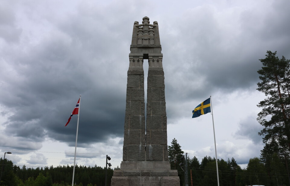 Derfor lyser freds-monumentet opp i rødt