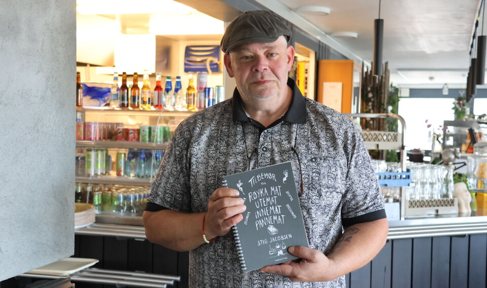 Stig Jacobsen er aktuell med ny kokebok. I sin nyeste bok kommer han med forslag på tilbehør til røyka mat, utemat, innemat og pannemat.