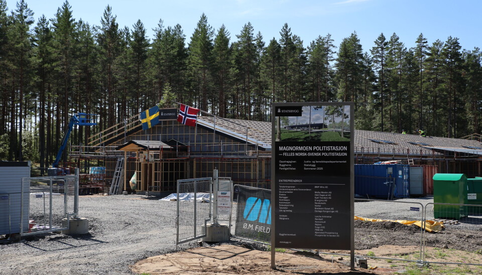 En ny norsk-svensk politistasjon er under oppføring på Magnormoen og forventes å stå ferdig våren 2025.