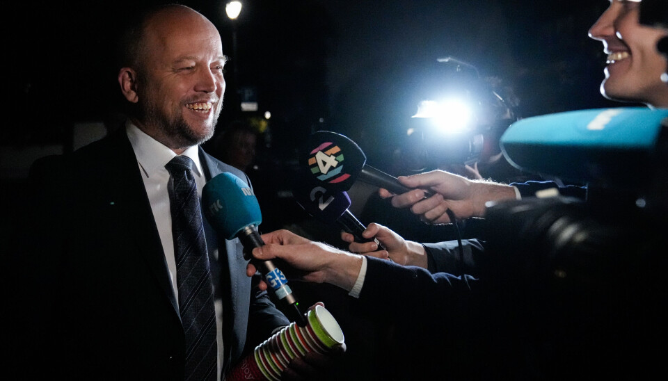 Finansminister Trygve Slagsvold Vedum la frem statsbudsjettet mandag formiddag. Her møter han pressen utenfor leiligheten i Oslo.