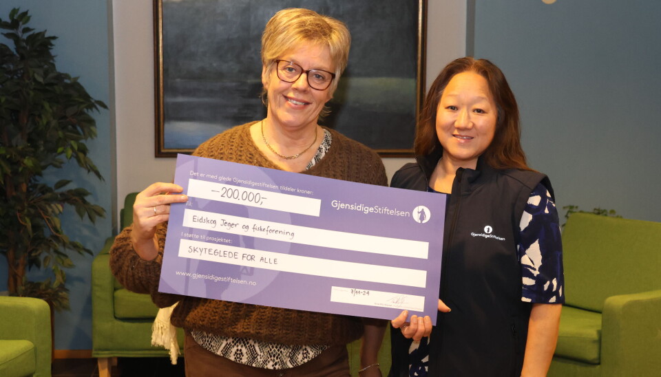 200.000 kroner er utrolig mye penger for en liten forening sa Brit Nina ånerud da hun mottok sjekken på 200.000 kroner fra Jannicke S. Mykkestue (t.h.) i Gjensidigestiftelsen.