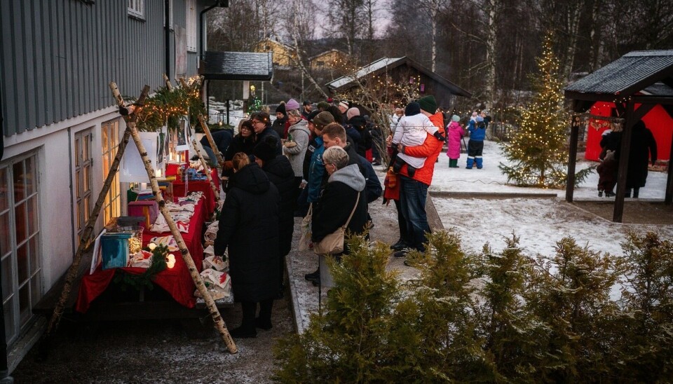 Julemarkedet til Eidskog Naturbarnehage var populært og mange var innom for å sikre seg en julegave eller to. Barn og voksne på et julemarked.