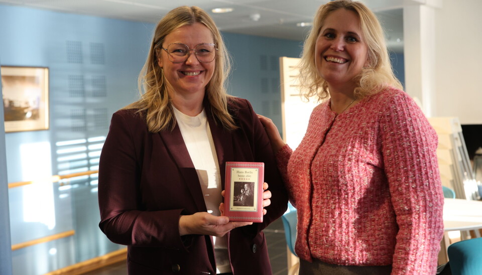 Kjersti Stenseng fikk med seg «Hans Børlis beste dikt» i gave fra ordfører Kamilla Thue (Ap).