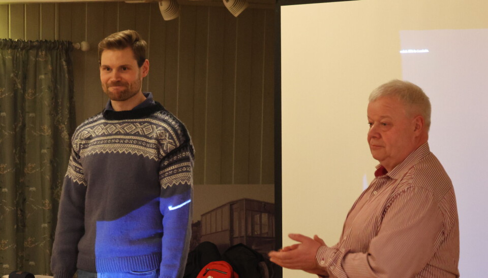 Landbruks- og matminister Nils Kristen Sandstøen tok torsdag kveld turen til Tobøl bad for å snakke politikk med Tobøl og Vestmarka arbeiderlag og andre inviterte arbeiderparti-medlemmer i Eidskog.Det var arbeiderlagets leder Vidar Huse som hadde invitert Landbruksministeren. To menn står foran forsamling.