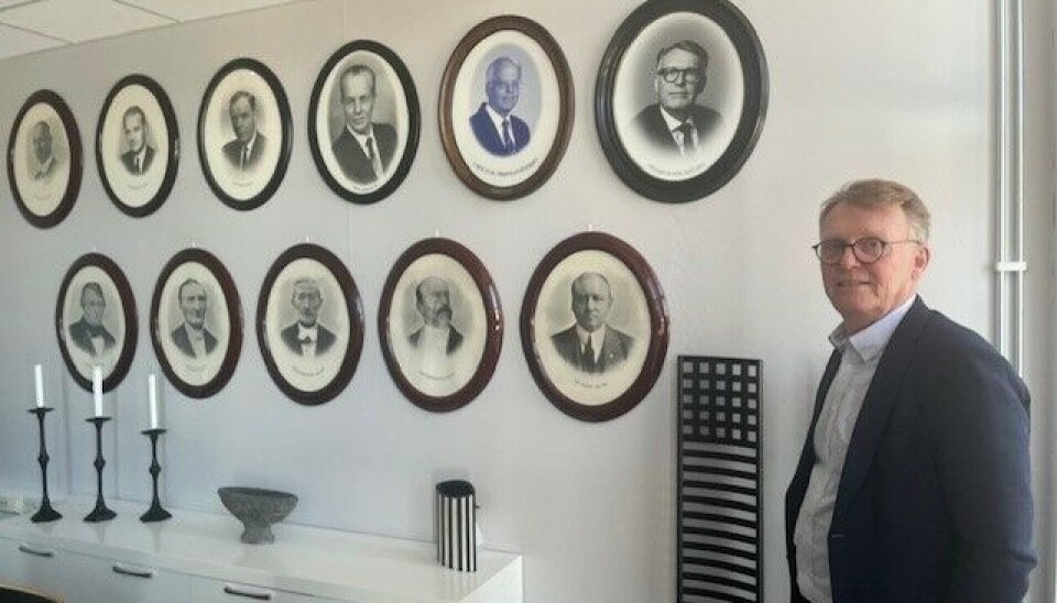 Han henger allerede på veggen i tinghuset, sorenskriver Vegard Sunde sammen med sine 10 øvrige kolleger som har hatt denne funksjonen de 178 årene byen har hatt sin lokale sorenskriver.