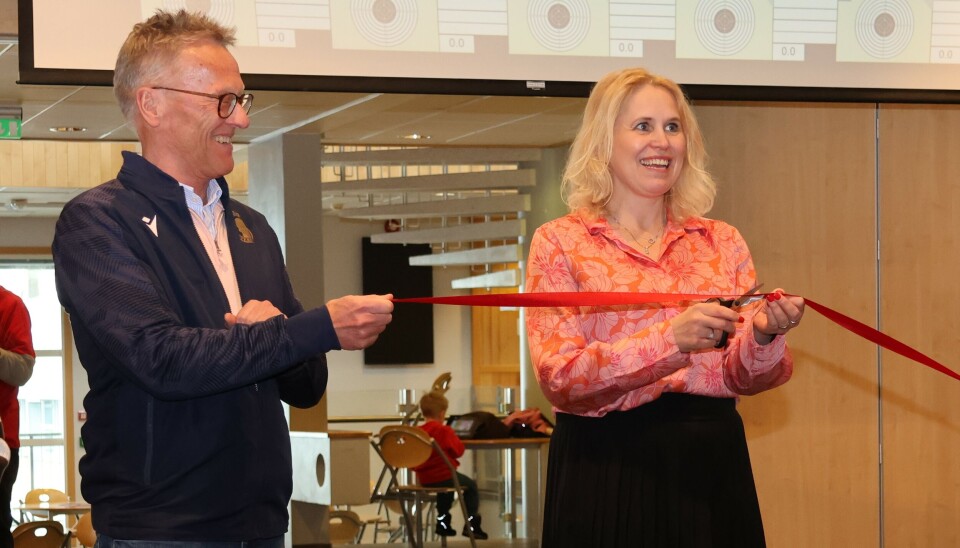 Per Iversen, generalsekretær i Norges Sportsskytterforbund og Kamilla Thue, ordfører i Eidskog stod for åpningen av landsstevnet i 2024. Mann og dame klipper av snor i åpningsseremoni