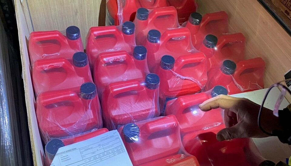 En fører ble anmeldt på grunn av brudd på farlig gods bestemmelsene(ADR). Vogntoget skal ha skilt foran og bak for å varsle blant andre redningspersonell at i lasten finnes det farlig gods, men det manglet her.