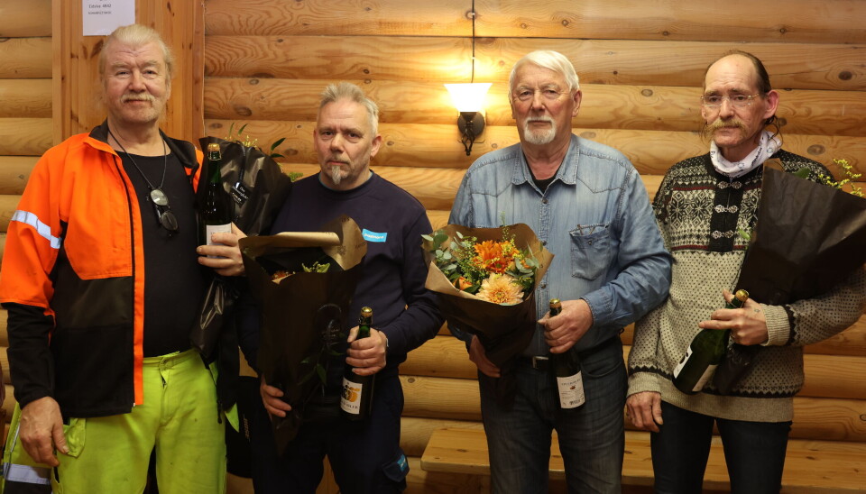 Thor Klanderud, Eddy Eriksen, Trond Gusterud og Jon Nordstrand ble påskjønnet for sitt frivillige arbeid med å holde grøntarealene på Åbogen i fin stand gjennom mange år. Fire menn med blomster og champagneflasker