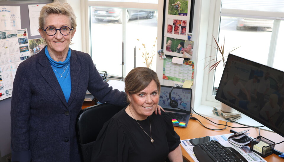 I juli overleverer Toril Snipen ansvaret, arbeidsoppgavene og pulten sin til Line Billerud som blir ny daglig leder i Bramiljø AS. To damer ved en arbeidspult