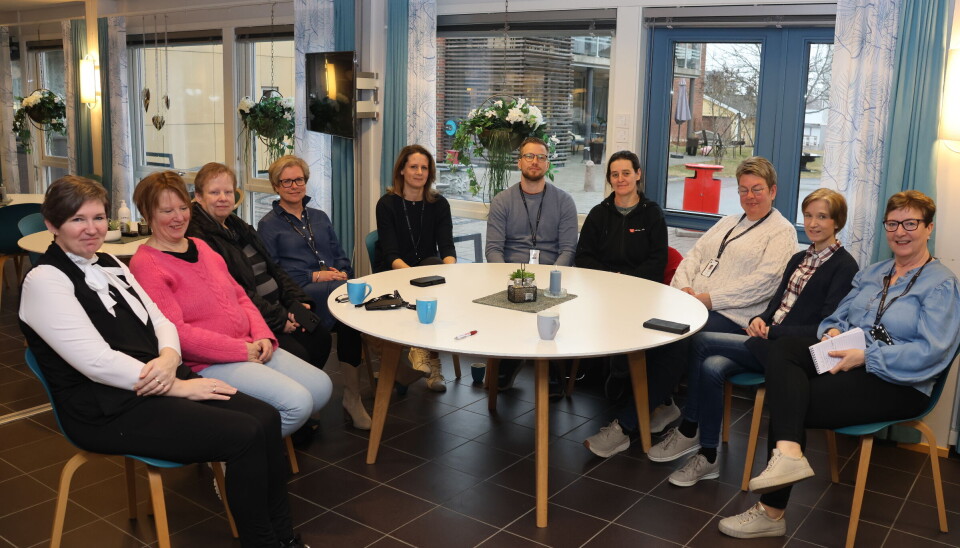 F.v. Anne Kari Furuseth, Anne Lise Sandbakken, TorunnFløiten, Evy Anne Vestli Heggen, Linn Askerud, Eric Anthony Kaberg Utgården, Anita C. Hennøen, Anita Johansen, Åste Østgård og Else Mette Bjørndalen ved helse og livsmestring i Eidskog kommune ønsker seg flere søkere til sommervikar-stillingene i kommunen. 9 damer og en mann rundt et bord.