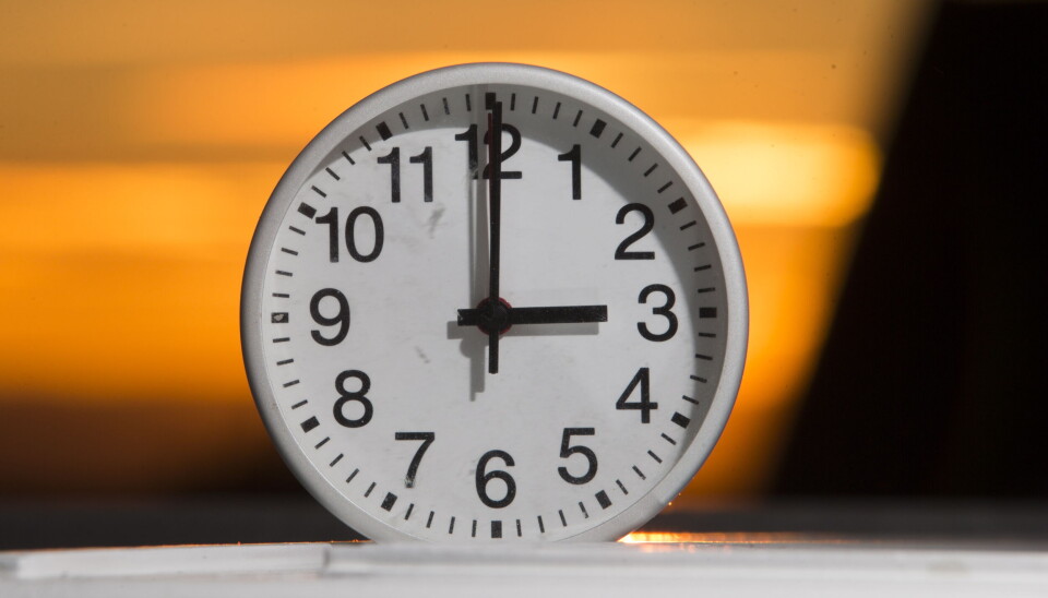 Natt til søndag får du en time ekstra søvn. Vekkerklokke som står på 03:00
