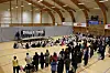 Mange mennesker samlet i gymsal.