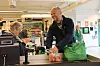 Trygve Slagsvold Vedum besøkte KIWI Skotterud i Eidskog for å snakke om Senterpartiets forslag om matmomskutt.