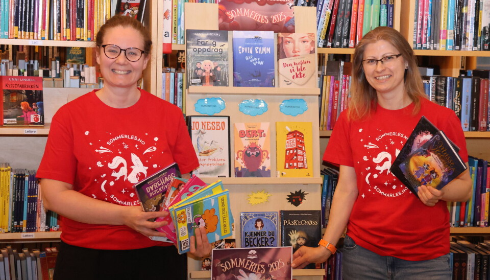 Ingunn Espeland og Ieva Juceviciute-Ruse, bibliotekarer ved Tyrielden Eidskog bibliotek, har alt klart til årets 'Sommerles-kampanje..