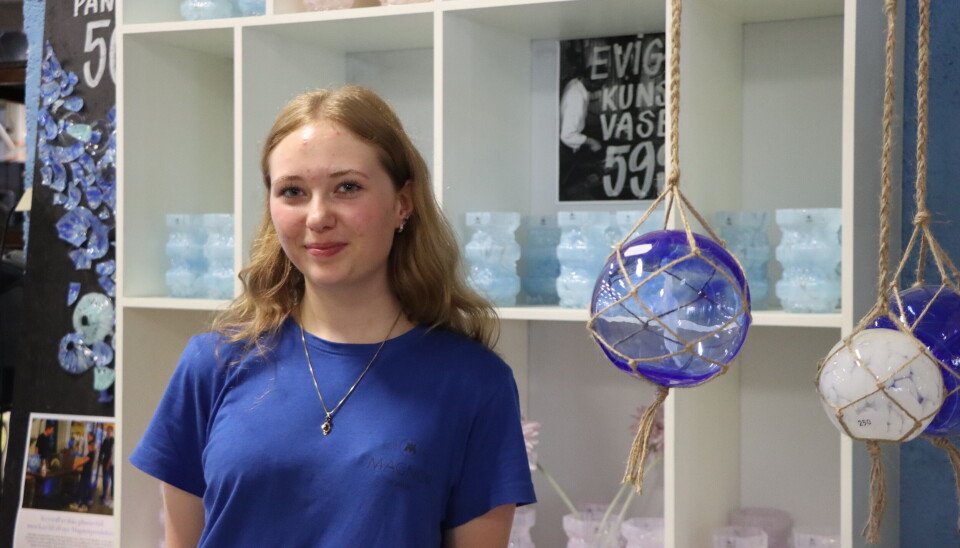 Linn Emilie Sørlie (18) stortrives på Magnor Glassverk.