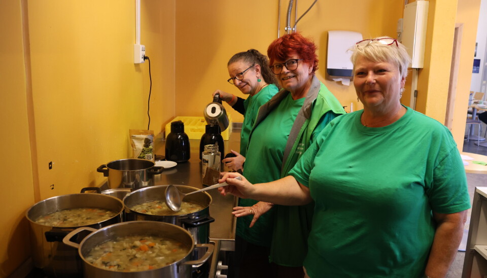 Hver første onsdag i måneden inviterer diakoni Eidskog til 'Åpen Lunsj' på Tyrielden. Det er frivillige som står for matlagingen og bevertningen. Andrea Anastasia Koropis (bakerst), Anita Palm Ilagsmoen og Vigdis Rudberg serverte hjemmelaget grønnsakssuppe denne gangen.