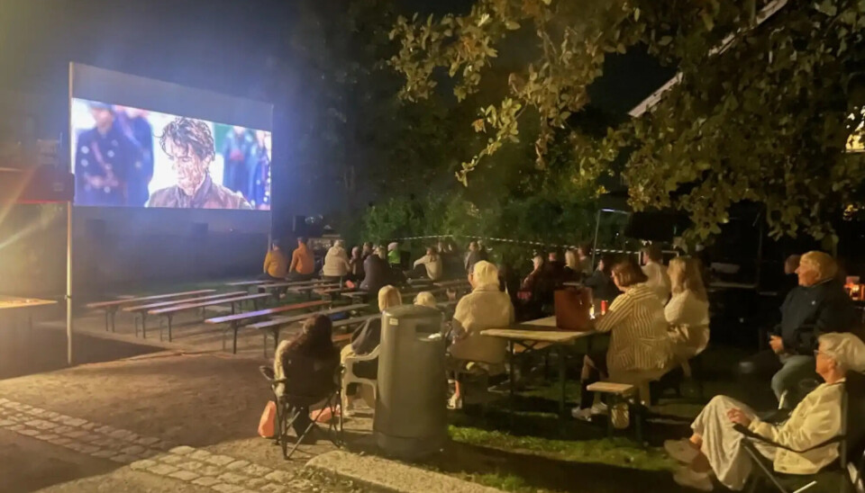 Fra filmvisningen i fjor, da Gamle Øvrebyen Vel viste filmen 'Wonka'. Lørdag blir det action med Tom Cruise å se på lerrettet.