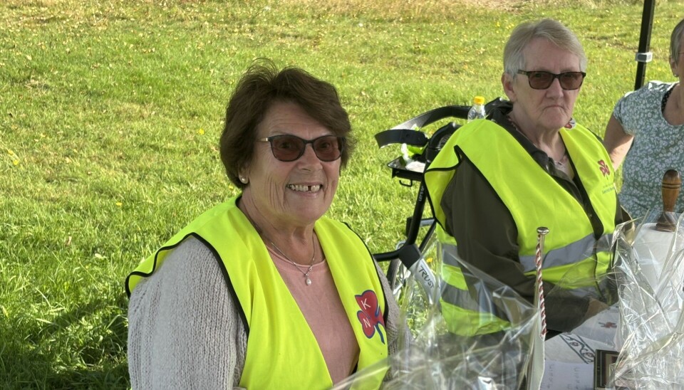 Unni Rudberg og Jorun Tråstadkjølen delte ut kaffe på vegne av Eidskog Sanitetsforening sin arbeidsgruppe på Magnor. Det har sanitetskvinenne gjort i mange år på Magnor.