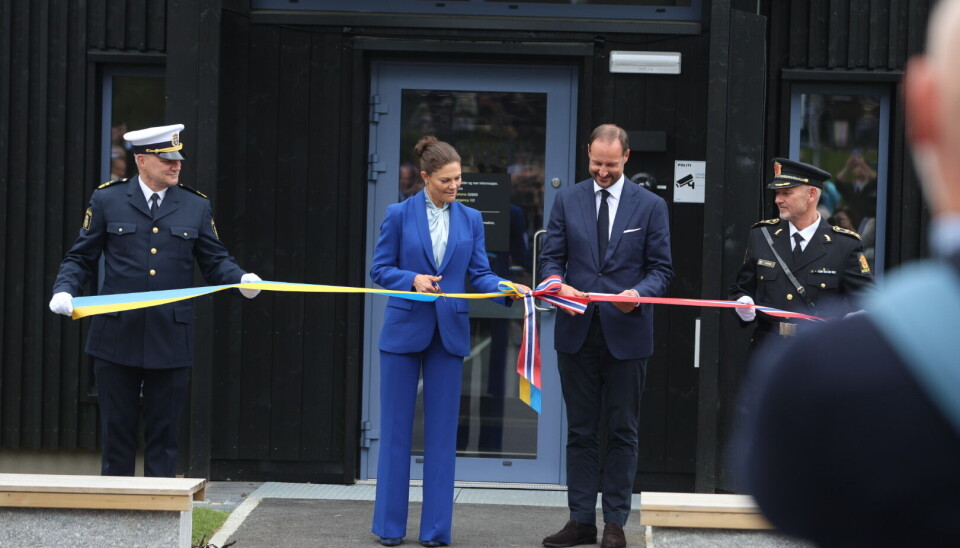 Kronprinsesse Viktoria og Kronprins Haakon åpner den nye politistasjonen.