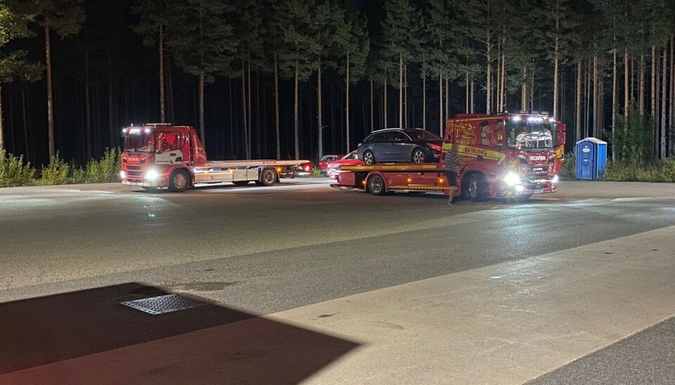 Tirsdag og onsdag var det kontroll på Magnormoen. Her fraktes en avskiltet bil vekk.