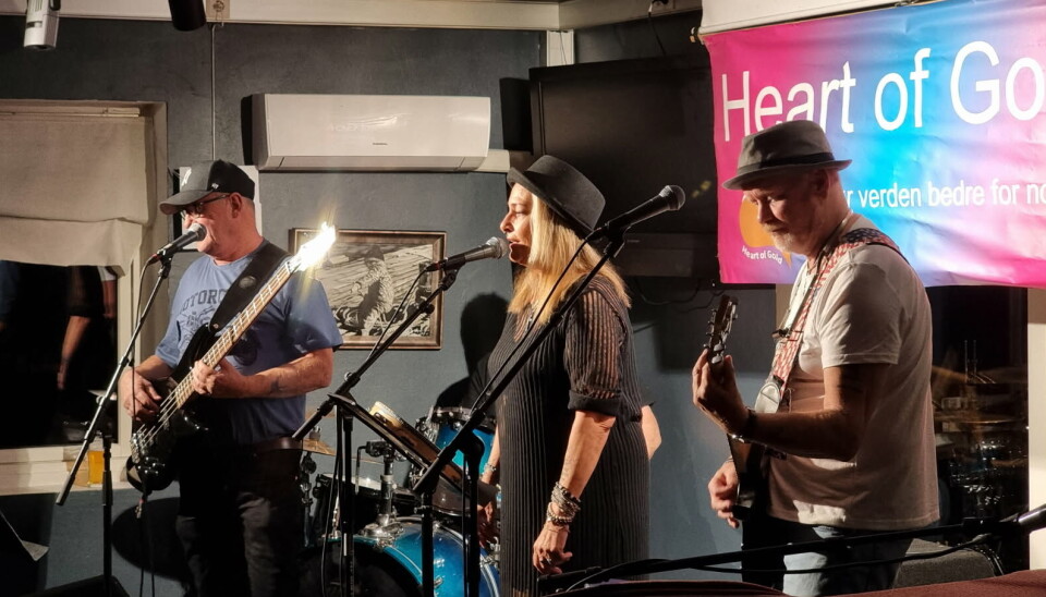 Botan med band under koserten, bekreftet hvorfor han står bak Heart of Gold.