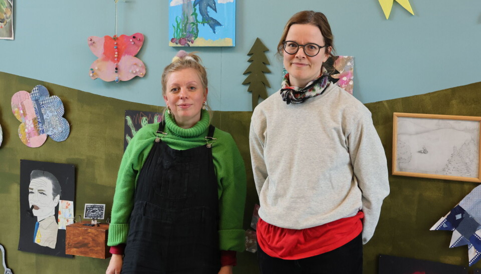 Kunstner og arrangementsansvarlig Marthe Kampen sammen med designer og kunstlærer Caroline Olsson setter opp Eidskog Kulturskole sin utstilling i 'En dikters bolig'. På lørdag åpner utstillingen laget av 24 elever ved kulturskolen.