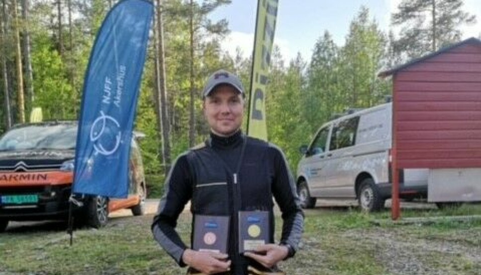 Knut Andre Holøien med lag-gullmedaljen og individuell bronse etter landsdelmesterskapet i helgen.