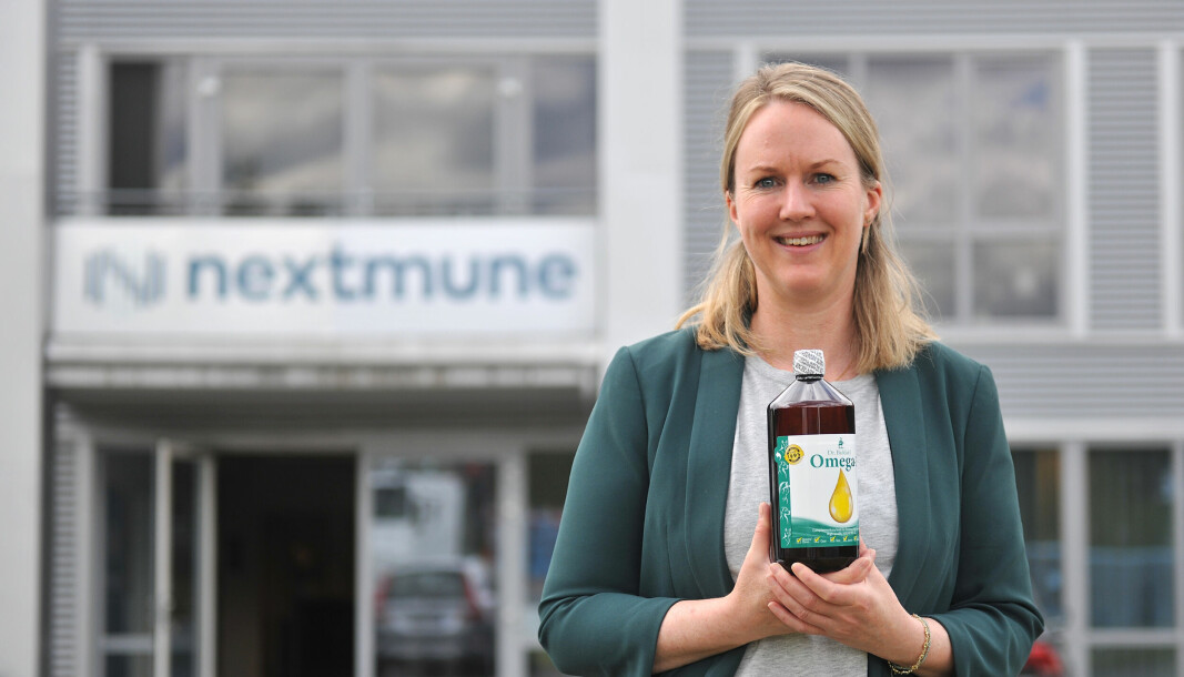 Lise Evensen er ansvarlig for Nextmune i Skandinavia. Hun holder ei flaske med Omega 3 - ett av Nextmunes viktigste produkter.