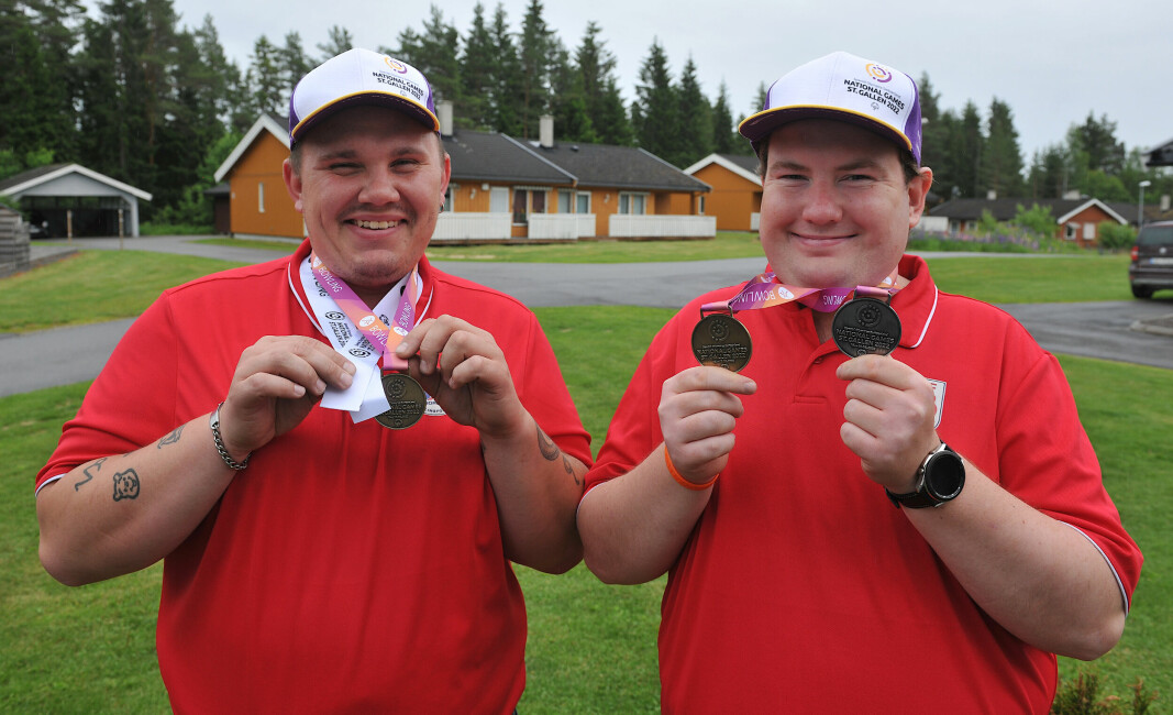 Gullvinnere i dobbel bowling i Special Olympics Magnus Gusterud og Daniel Pretorius Larsen fra Skotterud