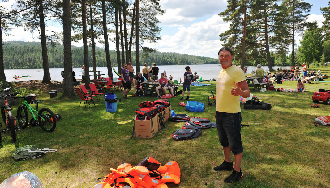 BUA-leder Jocke Leveborn Nilsson med utstyr, sommerjobbende ungdom og frivillige med BUA on tour 22 på Øyungen.