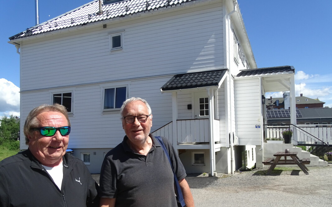 Hotelleier og -driver Kjell Nilsen med Eidskog-turist og oppussings-flyktning fra Oslo, Arne Tømmerås.