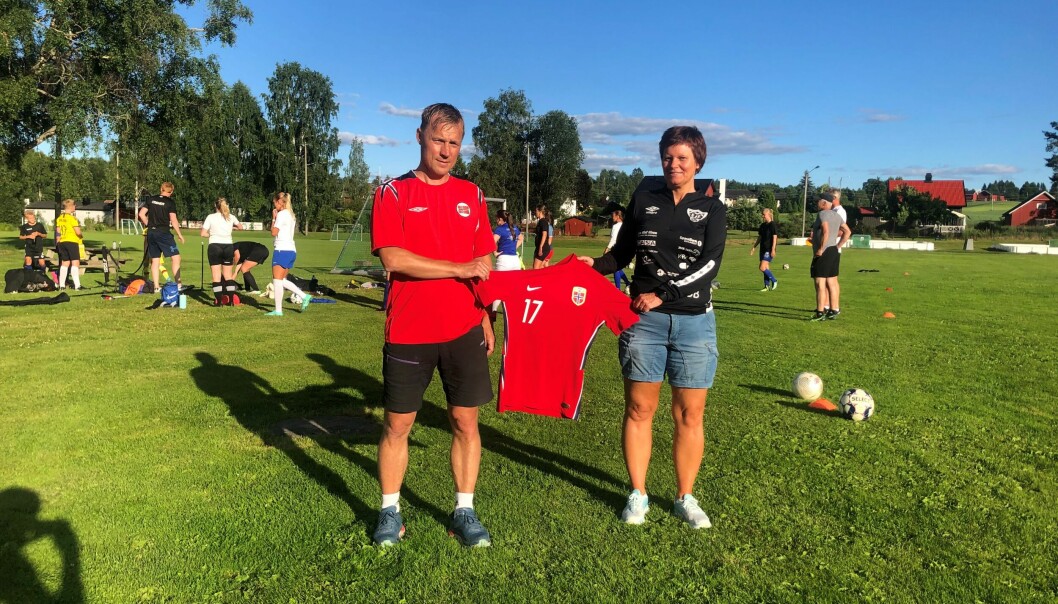 Trener for damelaget Martin Bonnerud og leder i Eidskog fotball Solfrid Brenna med sine lånte landslagsdrakter.