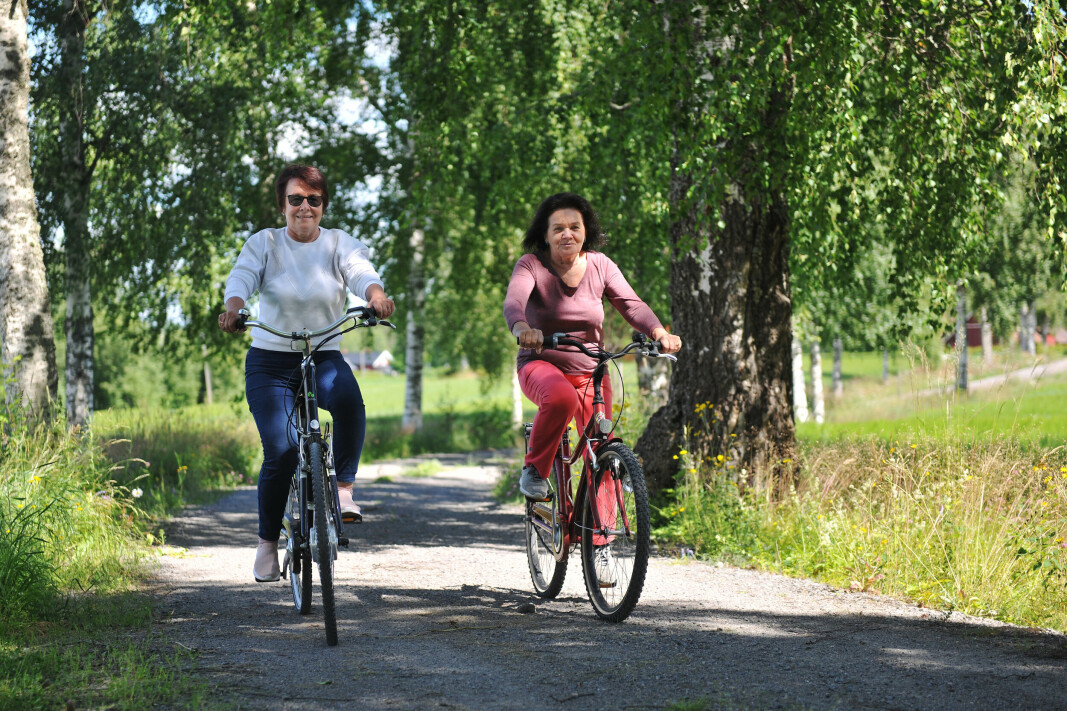 Tenk, de bare kom med sykler til oss. Tetiana Bundarenko og Natalia Hlushchenko nyter sykkelturer i Eidskog.