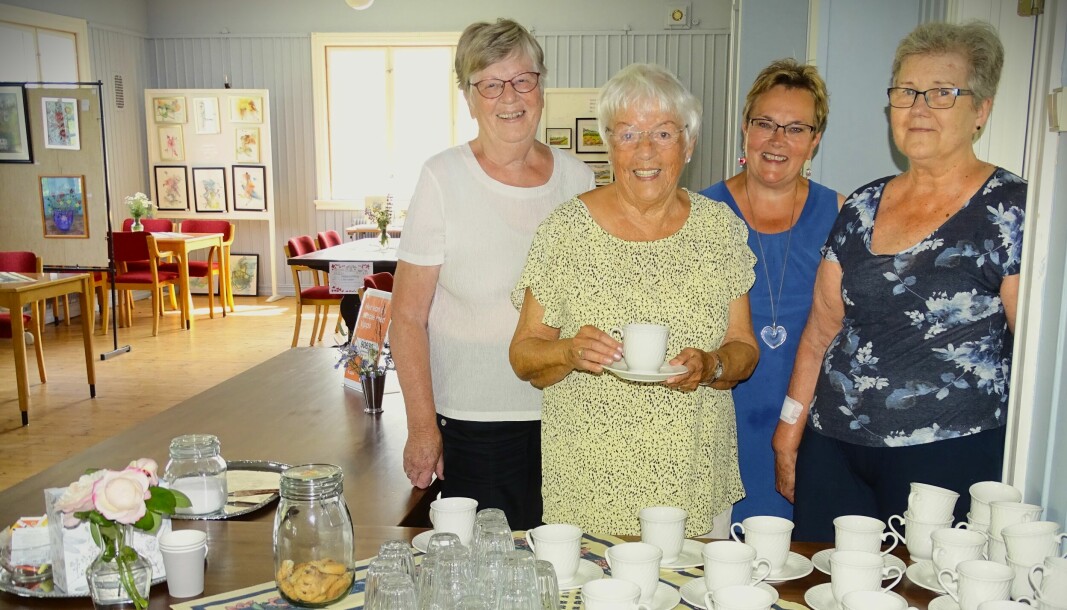 Bygdekvinner Kari Dahl (f.v.), Gerd-Johanne Kjærstad, diakon Mona Teresa Vandrer og Marit Linnerud i kaffe- og vaffelserveringen til Åpen Kjerkeplass på Matrand. Tilbudet varer ut juli.