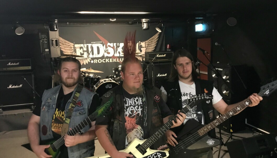 Soldiers of Anarchy er i gang med plateinnspilling på Magnor, fra venstre: og Gard Lucas Egeberg, gitar, Simen Nabben, gitar og vokal og Jens Erik Høiby, bass.