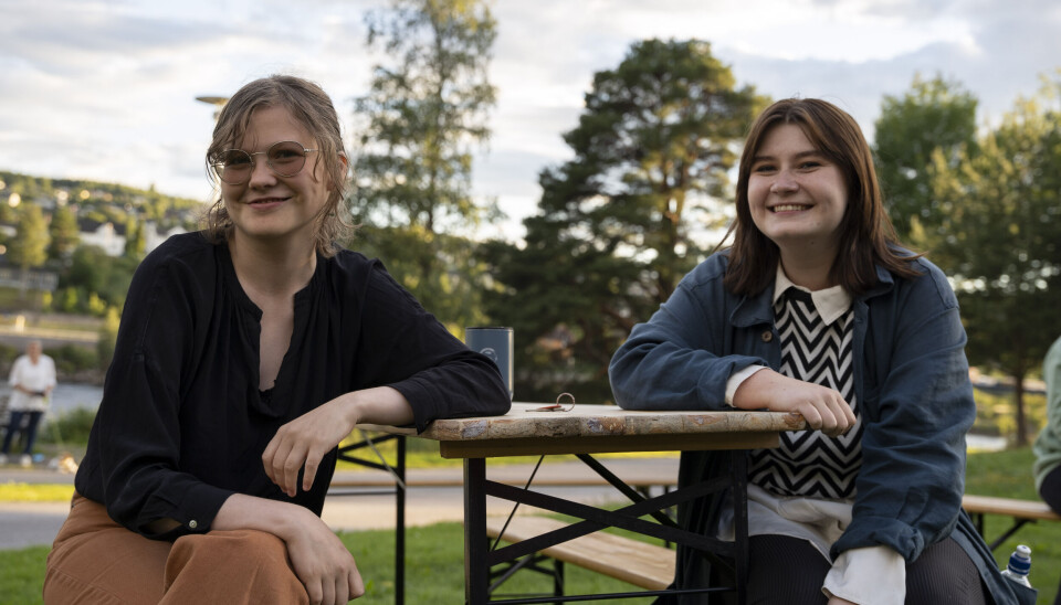 Nå er det mulig å melde seg på til årets Ularm. Ingjerd Engh (f.v.) og Hanna Løvberg lover en spennende prosess fra idemyldring til en ferdig forestilling i slutten av uka.