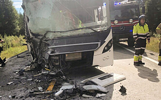 Buss og personbil har kollidert – en person hentet av luftambulanse