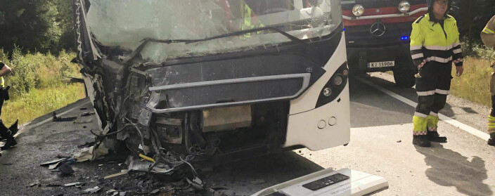 Buss og personbil frontkolliderte – en person hentet av luftambulanse