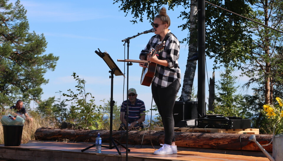 Matilda fra Eidskog er klar med ny musikk. Bildet er tatt under en minikonsert på Hornkjøltårnet i fjor sommer.