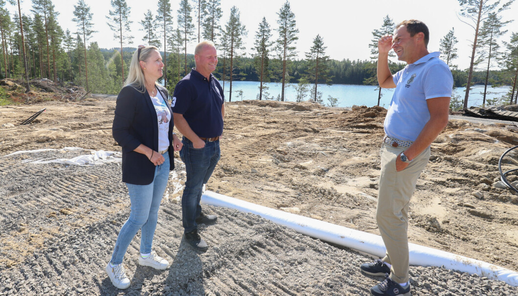 Camilla Hagerudbråten (t.v.), Tom Wiggo Bjerknes og Kenneth Sverre ser frem til å starte salget av tomter på det nye feltet ved Skjervangen.