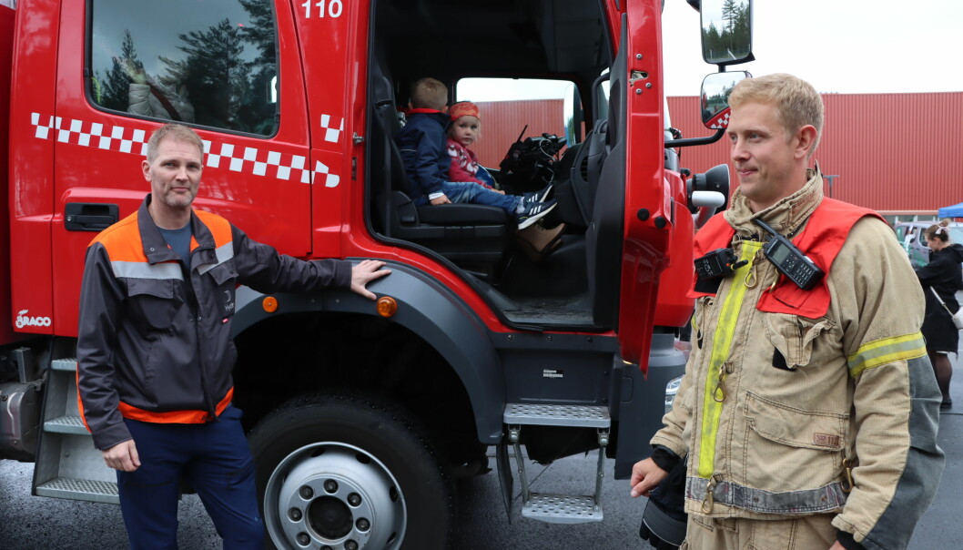 Conny Olsson fra Hydro og Tor Bjarne Melbye fra brannvesenet hadde en travel lørdag på Magnor.