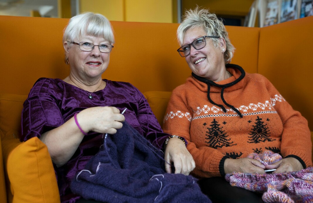 Av og til holder strikkekafe-damene forskjellige kurs for de ekstra nysgjerrige. (F. v.) Liv Anne Ruud og Elisabeth Solli.