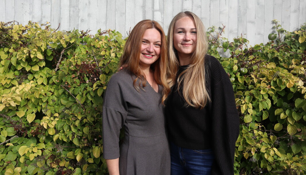 Oksana Zheltova (t.v) og Olha Zheltova smiler for ny hverdag i Norge.
