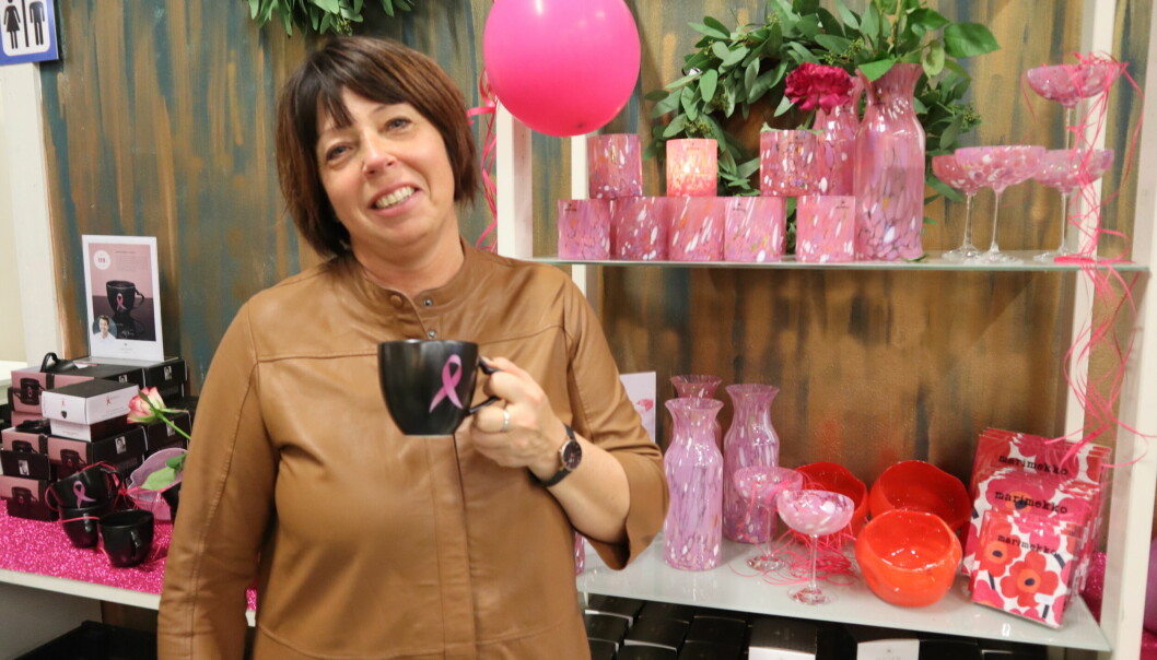 Marianne Gjerde, butikkleder for Magnor Glassverk viser fram kaffekoppen som glassverket har tatt fram i samarbeid med Jan Thomas og Brystkreftforeningen. 65 kroner av hver kopp som selges går til Brystkreftforeningen